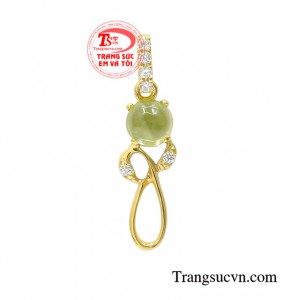 Mặt dây nữ peridot thanh lịch là thiết kế mới của trang sức Em và Tôi với lối chế tác độc đáo và đầy tinh tế.