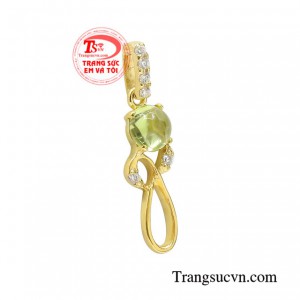 Điểm nhấn của sản phẩm là viên peridot sắc xanh đầy ấn tượng giúp cho người đeo thêm phần thu hút và lôi cuốn hơn.