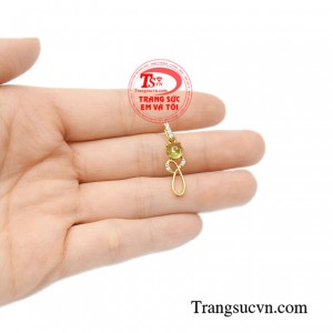 Mặt dây nữ peridot thanh lịch phong thủy.