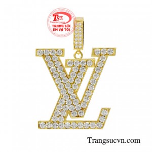 Mặt dây phái mạnh thời trang được thiết kế kiểu dáng độc đáo với những đường nét tinh tế.