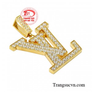 Chiếc mặt dây nam này khi kết hợp cùng dây chuyền vàng có thể phối cùng với nhiều kiểu trang phục khác nhau.