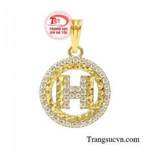 Mặt dây vàng duyên dáng với lối chế tác đầy tinh tế tạo nên một sản phẩm hoàn hảo.