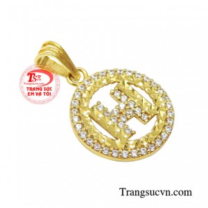 Chiếc mặt dây nữ này giúp phái đẹp tôn lên nét xinh yêu cho cô nàng hiện đại.