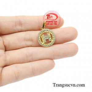 Mặt dây vàng duyên dáng nhận đặt chế tác theo yêu cầu.