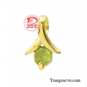 Mặt dây vàng peridot thiên nhiên được chế tác theo công nghệ hiện đại từ vàng 18k.