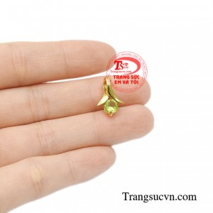 Mặt dây vàng peridot thiên nhiên chất lượng.