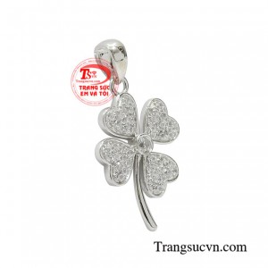 Mặt dây vàng trắng kết hợp cùng dây chuyền vàng giúp phái đẹp thêm phần cá tính và phong cách