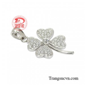 Sản phẩm thiết kế hình cỏ bốn lá là biểu tượng mang lại may mắn, bình an nên được phái đẹp đặc biệt yêu thích