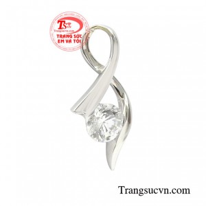 Chiếc mặt dây này khi kết hợp cùng dây chuyền vàng trắng tạo nên nét đẹp thanh lịch và đầy duyên dáng cho phái đẹp.