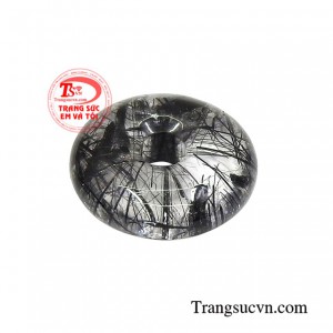 Đá thạch anh tóc đen được coi như lá bùa hộ mệnh giúp phòng tránh khí độc hại và sự quấy nhiễu của nguồn năng lượng xấu.