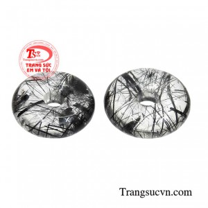 Mặt đồng xu thạch anh tóc đen mang lại nhiều vận may cho người mệnh thủy và mộc.