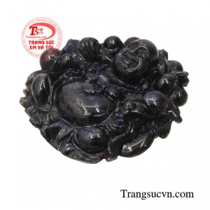 Phật di lặc được chạm khắc độc đáo, tinh xảo, thường được bọc vàng hoặc bạc đeo đẹp, sang trọng