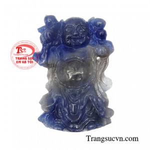 Mặt phật Di Lặc sapphire phú quý được chạm khắc sắc nét và đầy tinh tế.