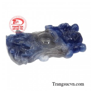 Chiếc mặt dây đá sapphire giúp đem lại nhiều may mắn về tài lộc, phúc khí và thịnh vượng trong phong thủy.