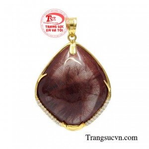 Mặt vàng thạch anh tóc phong thủy được chế tác đầy tinh tế từ đá thạch anh tóc đỏ thiên nhiên và vàng 14k.