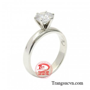 Nhẫn bạc nữ duyên dáng được thiết kế kiểu dáng tuy đơn giản nhưng vẫn toát lên vẻ đẹp thanh lịch cho người  đeo.