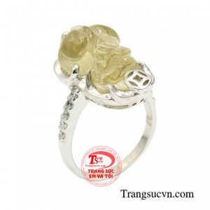 Nhẫn bạc tỳ hưu thạch anh vàng thiết kế kiểu dáng độc đáo đầy tinh tế.