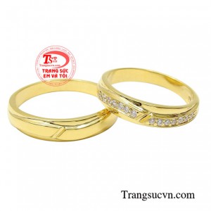Nhẫn cưới giá rẻ được chế tác từ vàng tây 10k sáng bóng, bền đẹp.