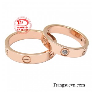 Nhẫn cưới vàng hồng thời thượng được chế tác theo công nghệ hiện đại, màu sắc bắt mắt.