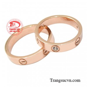 Đôi nhẫn cưới chính là khởi đầu cho những câu chuyện tình yêu ngọt ngào, dù có trải qua bao thăng trầm cũng vẫn luôn hướng về nhau.