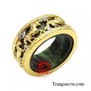 Chiếc nhẫn này khắc họa hình ảnh những chú ngựa phi là biểu tượng của sự nhanh nhẹn, bền bỉ mang đến sự phát đạt về tiền tài hay thăng tiến về danh vọng.