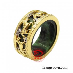Nhẫn nam cẩm thạch tuổi ngọ được chạm khắc vô cùng tinh xảo từ vàng 18k chất lượng kết hợp cùng ngọc cẩm thạch thiên nhiên.