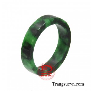 Nhẫn ngọc phỉ thúy bản nhỏ mang một vẻ đẹp rực rỡ lấp lánh trước sau như một của ngọc được ví với sự đáng tin cậy.