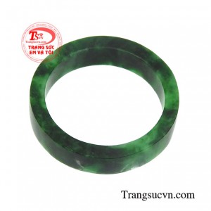 Tâm linh của ngọc có thể được kết nối với trái tim của người đeo, thanh lọc tâm hồn, cải thiện suy nghĩ của người sở hữu lạc quan và tích cực hơn.