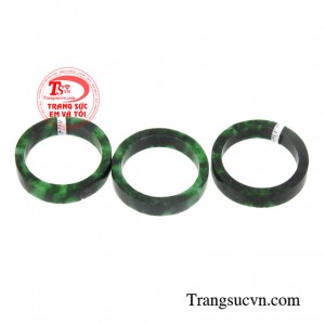 Nhẫn ngọc phỉ thúy bản nhỏ hợp phong thủy.