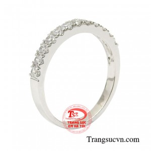 Nhẫn nữ thanh lịch nhỏ xinh hiện đang là mẫu trang sức được ưa chuộng gần đây.