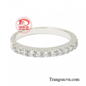 Nhẫn vàng trắng luôn là dòng sản phẩm thời thượng và giúp cho đôi tay của các cô gái trông thướt tha và yêu kiều hơn.