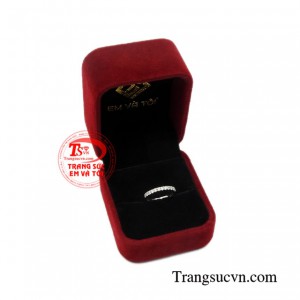 Nhẫn nữ thanh lịch nhỏ xinh sáng bóng.