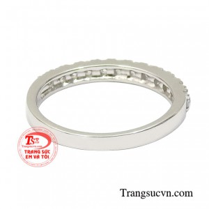 Chiếc nhẫn nữ nhỏ xinh đảm bảo chất lượng, bảo hành uy tín.