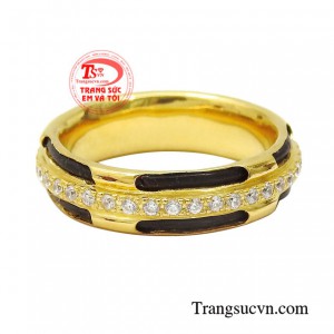 Sản phẩm được chế tác từ vàng 18k với thiết kế kiểu dáng bắt mắt tạo được ấn tượng trước đám đông.