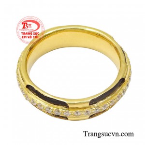 Các cặp tình nhân có thể mua chiếc nhẫn này làm quà tặng sẽ giúp tình cảm tiến triển và thăng hoa hơn.