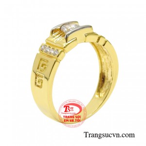 Nhẫn vàng tây thời thượng được chế tác kiểu dáng độc đáo giúp người đeo thêm phần cá tính hơn.