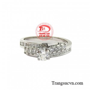 Nhẫn vàng trắng luôn là dòng sản phẩm được ưa chuộng, mang lại cho phái đẹp sự dịu dàng, sang trọng nhưng cũng không kém phần cá tính