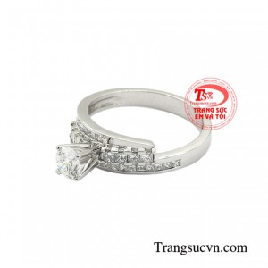 Sản phẩm dễ dàng kết hợp với nhiều phong cách và trang phục giúp người đeo nổi bật giữa đám đông