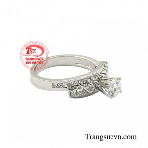Nhẫn vàng trắng moissanite chế tác theo yêu cầu, giao hàng nhanh trên toàn quốc.