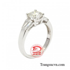 Nhẫn vàng trắng nữ giới tinh tế được chế tác kiểu dáng độc đáo.