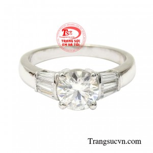 Với điểm nhấn là những viên đá moissanite lấp lánh giúp chiếc nhẫn này trông thu hút hơn.