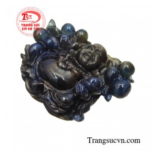 Sản phẩm thường được bọc vàng hoặc bạc làm mặt dây chuyền sang trọng và mạnh mẽ