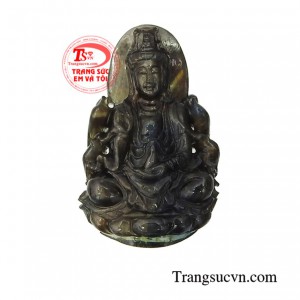 Phật quan âm sapphire yên bình theo quan niệm phong thủy là người có tâm đại từ đại bi, thương yêu tất cả chúng sinh vô điều kiện