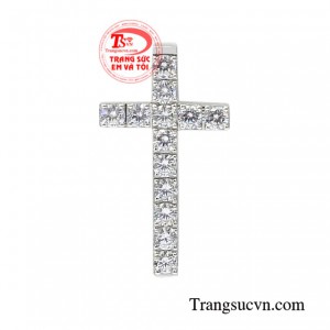 Thánh giá vàng trắng an lành được những người thợ kim hoàn chế tác một cách tỉ mỉ.