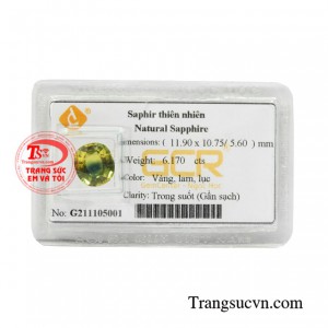 Viên saphir thiên nhiên an lành được chế tác kiểu dáng đặc biệt pha thêm chút sắc lam và lục giúp cho viên đá ấn tượng hơn.