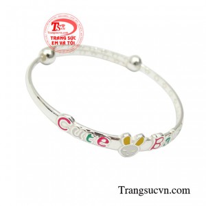 Gần đây các trang sức phụ kiện được các bậc cha mẹ đặc biệt ưa chuộng sử dụng cho con em mình đem lại vẻ hợp thời trang.