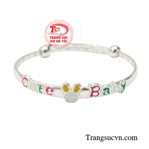 Vòng bạc trẻ em đáng yêu đẹp chế tác kiểu dáng xinh xắn giúp các bé thêm phần dễ thương.