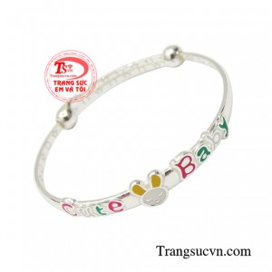 Chiếc vòng bạc này không chỉ mang đến vẻ năng động, tươi tắn mà còn có công dụng cản gió, kháng khuẩn bảo vệ sức khỏe trẻ nhỏ.
