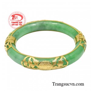 Vòng ngọc vàng cúc vạn thọ chạm khắc tinh xảo từ vàng 14k đầy chất lượng.