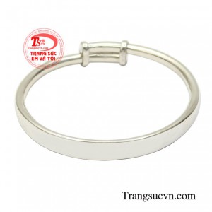 Vòng tay bạc trẻ em năng động thiết kế tuy đơn giản nhưng vẫn rất hợp thời trang.